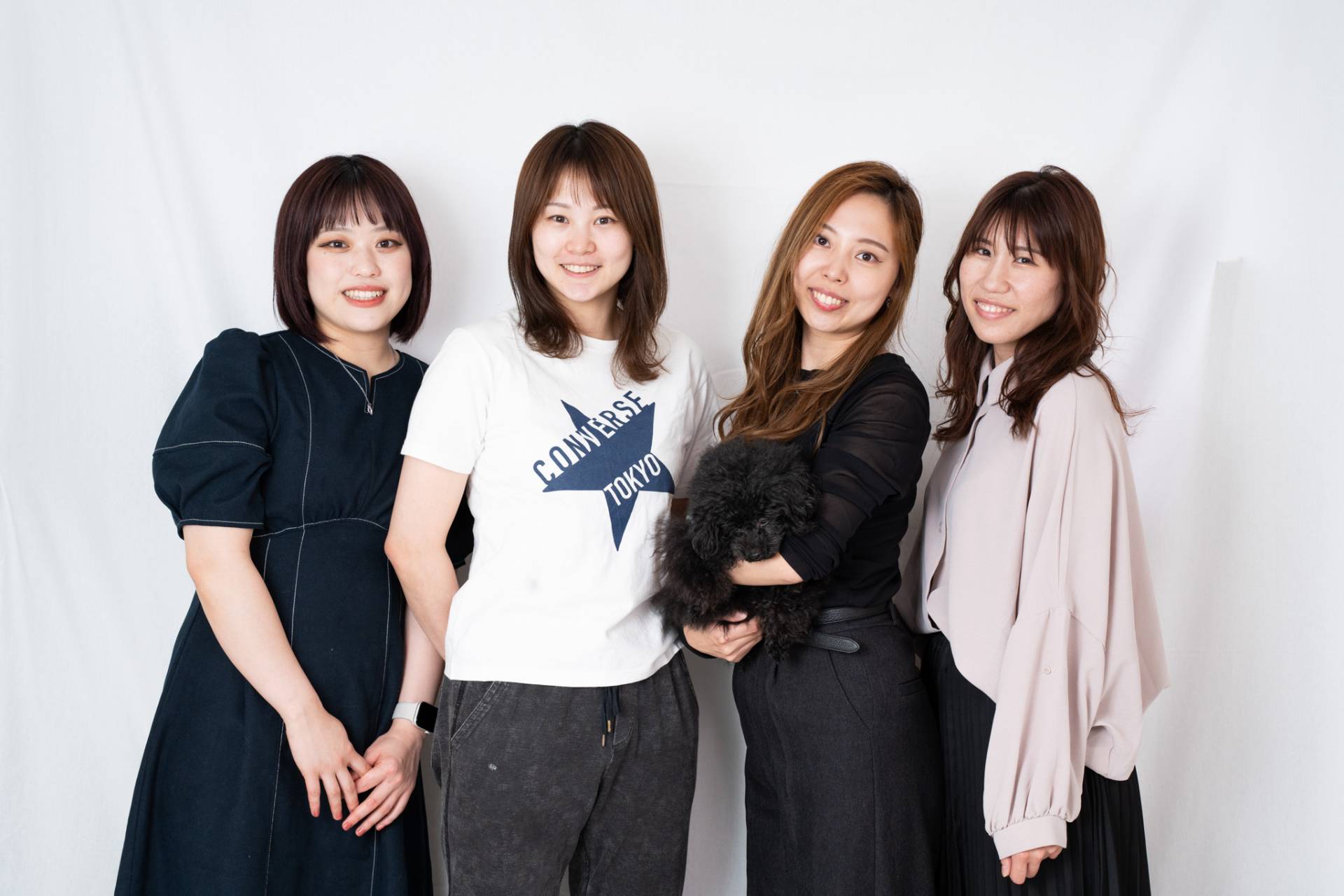 友達同士四人の女性が並んでいる写真