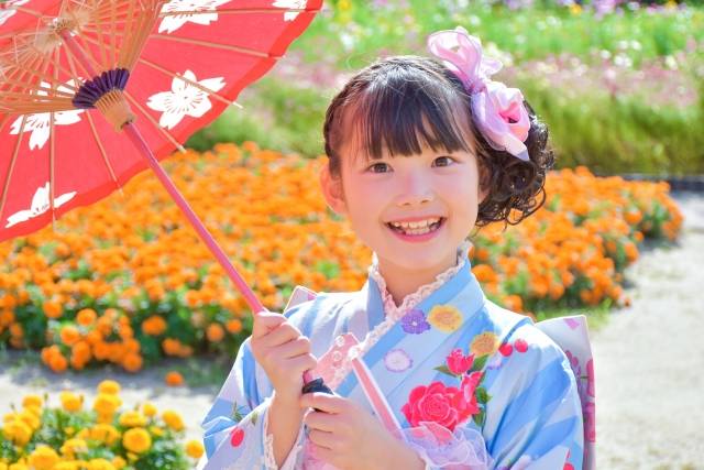 七五三の写真で女の子が着物で笑っている