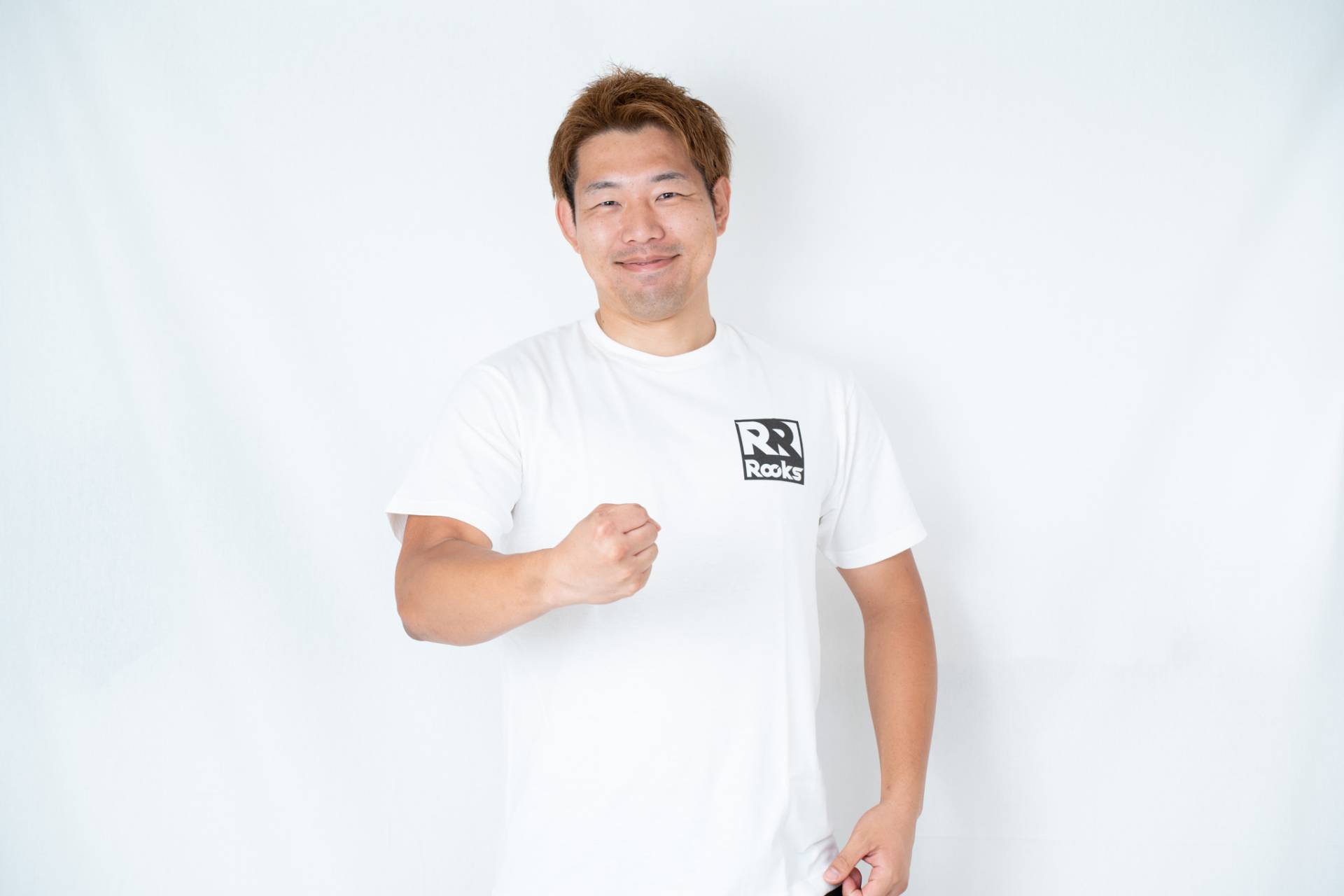 笑顔でポーズをとる男性の宣材写真