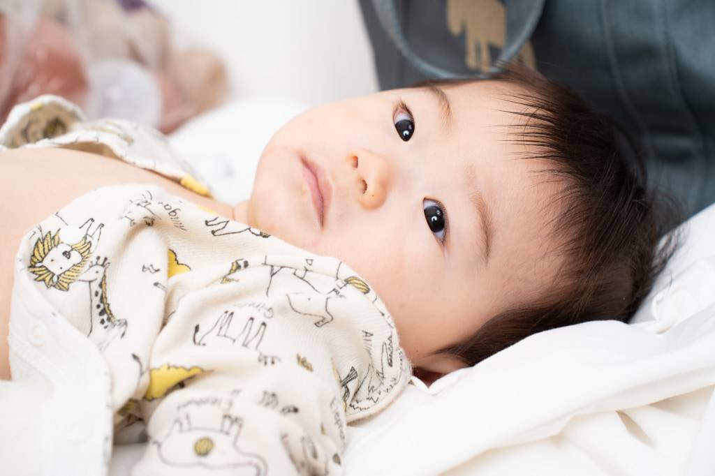 寝転んだ赤ちゃんのアップ写真