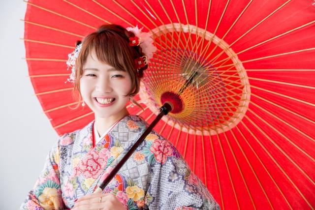 女性が着物で笑顔の卒業記念写真